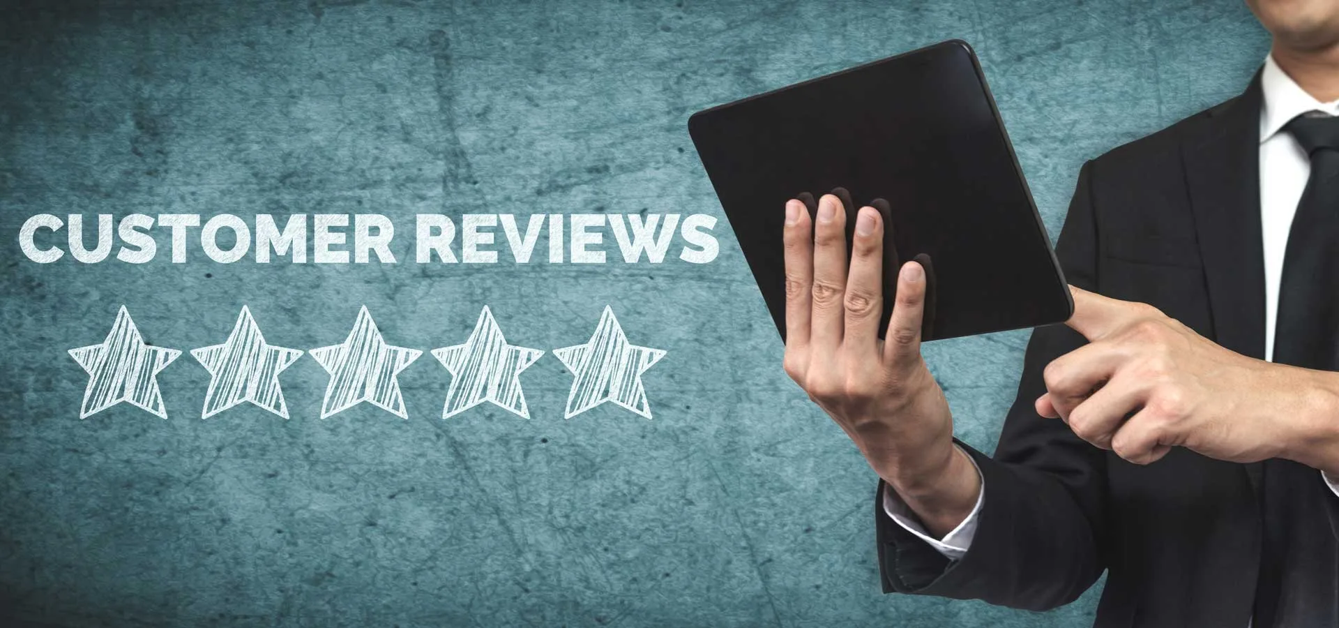 Review dell'Anno testo e 5 stelle con persona a fianco