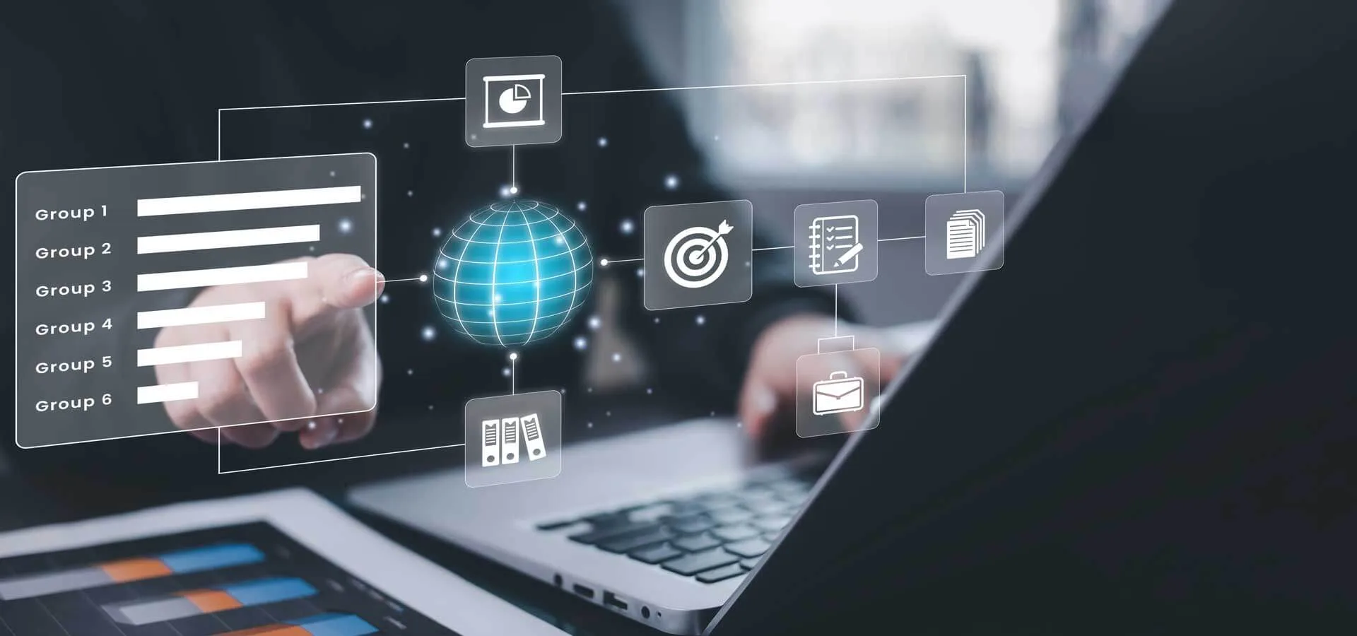 Software di digitalizzazione 5 Software di digitalizzazione icone in primo piano e una persona al computer sullo sfondo