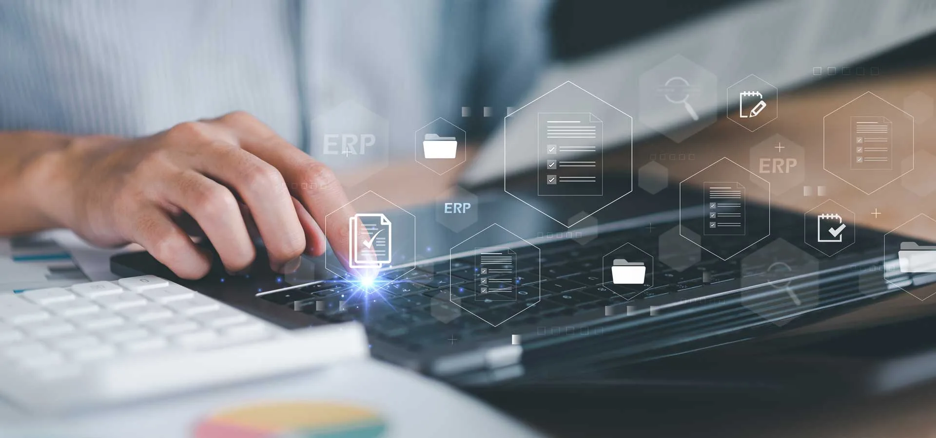 Software di digitalizzazione 2 Software di digitalizzazione mani sul computer con icone in primo piano