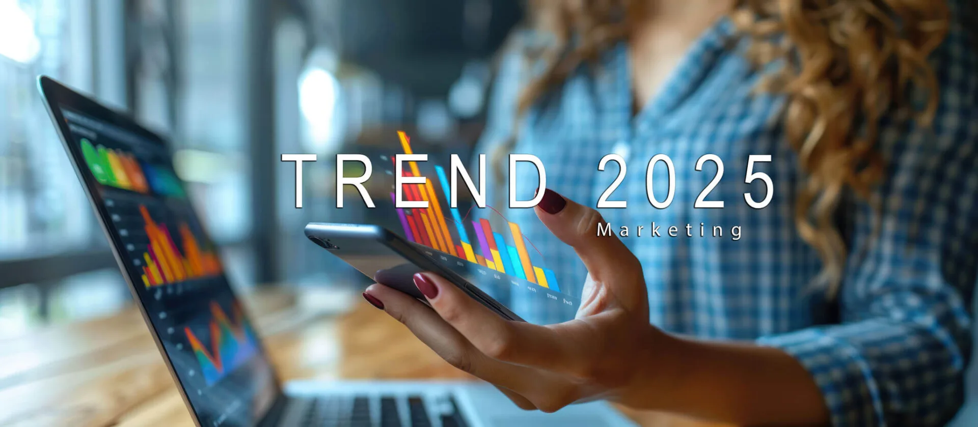 Trend del Marketing 2025 ragazza con cellulare in mano da dove esce un grafico