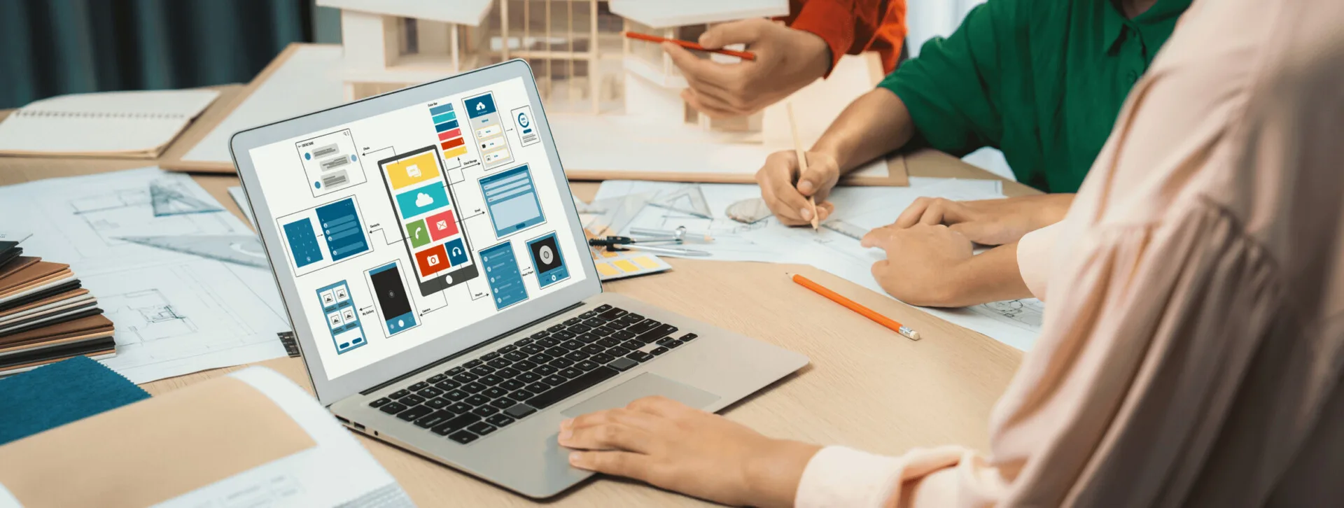 User Experience. Migliorare il Sito Web 3 User Experience ragazza al computer che disegna un template UX per un sito web adattato al cellulare