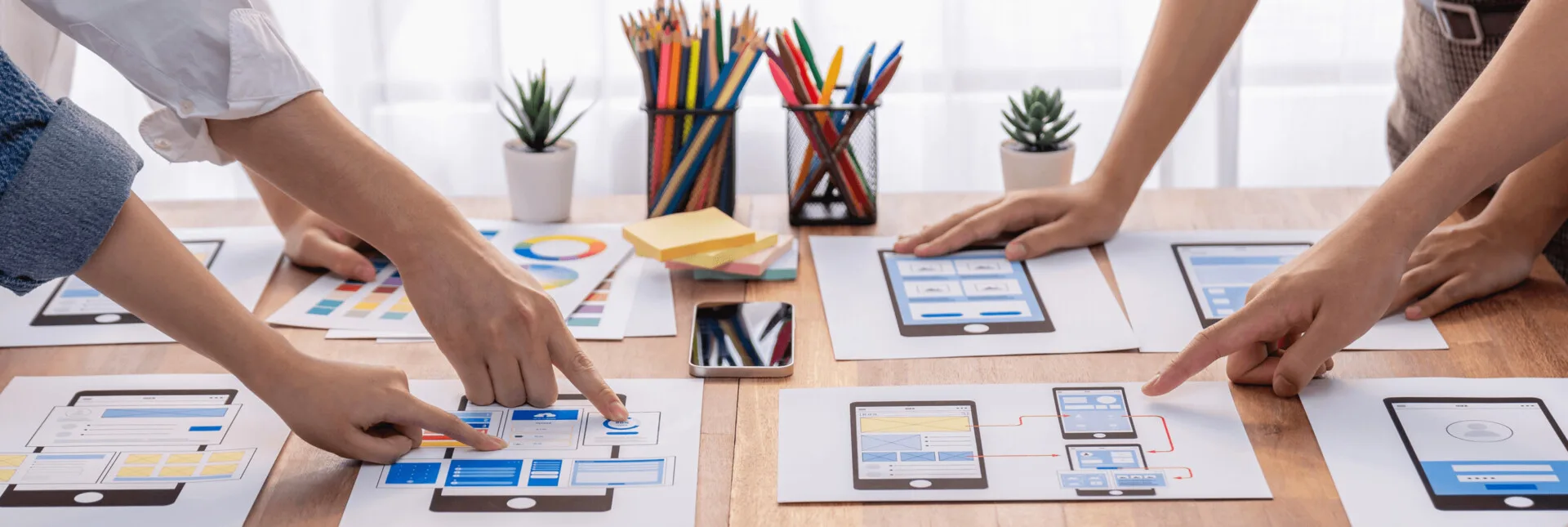 User Experience. Migliorare il Sito Web 1 User Experience team di lavoro che discute la scelta di un template web