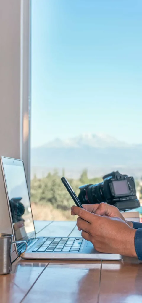 Vacanze con Marketing Efficace 8 Vacanze con Marketing persona con il portatile e il cellulare in mano