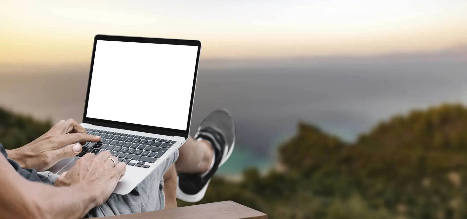 Vacanze con Marketing Efficace 6 Vacanze con Marketing persona con portatile difronte all'orizzonte