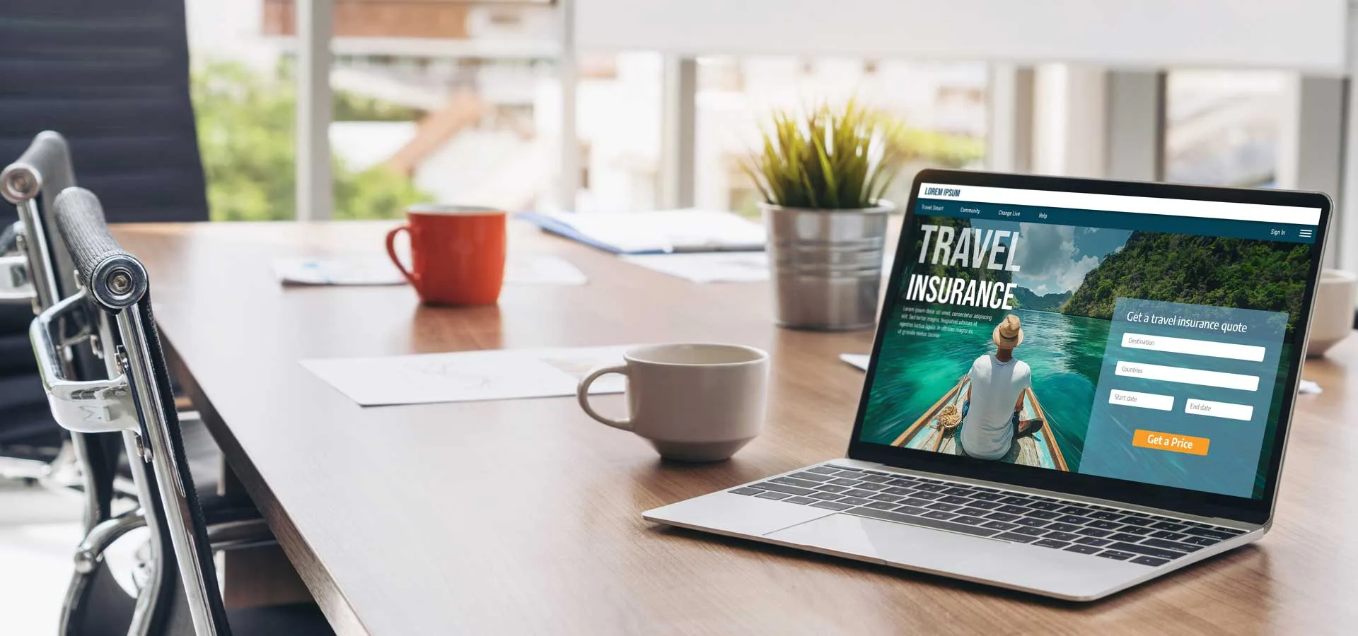 Vacanze con Marketing Efficace 5 Vacanze con Marketing portatile sopra il tavolo con 2 tazze di caffè