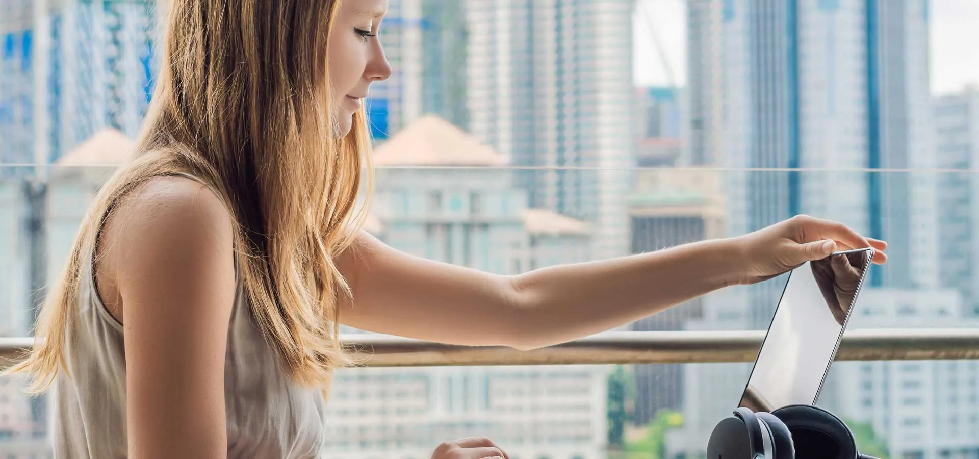 Vacanze con Marketing Efficace 3 Vacanze con Marketing ragazza che lavora con il computer portatile