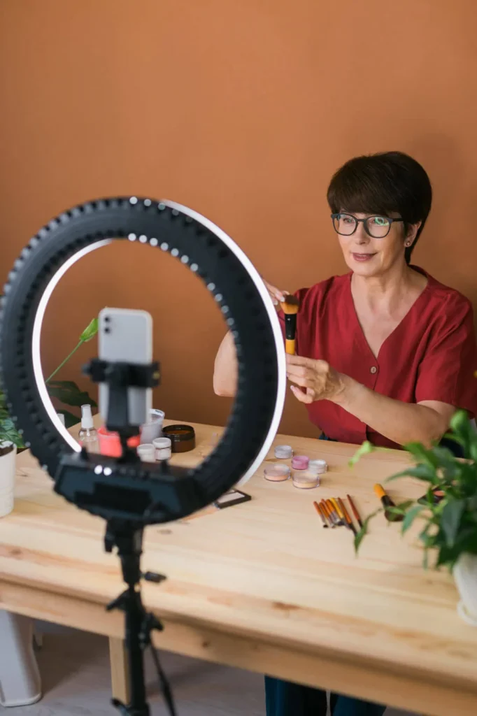 Visual Storytelling donna che si riprende durante una presentazione di prodotti di bellezza