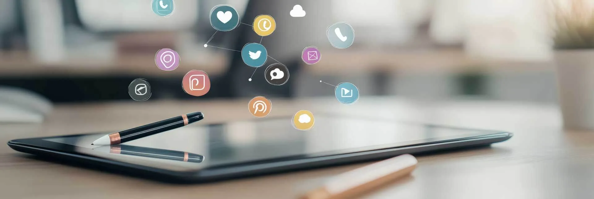 Social Media Marketing foto concettuale con icone che escono dal cellulare