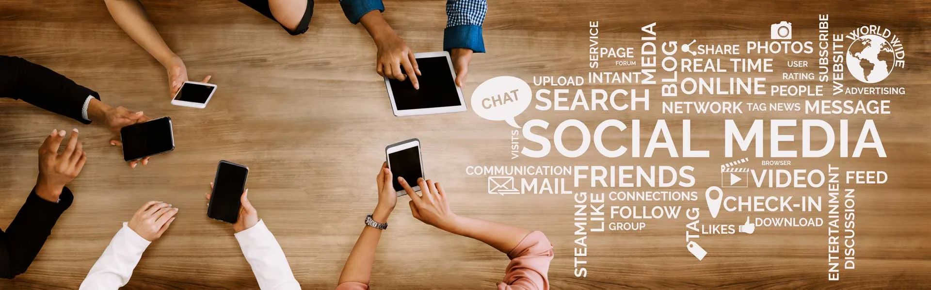 Social Media Marketing gruppo persone con le mani sopra il tavolo che hanno un smartphone