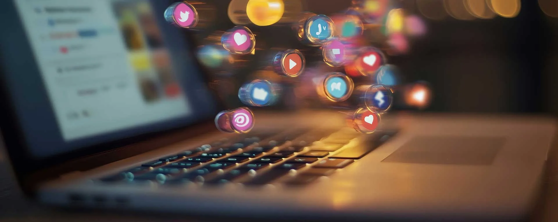 Social Media Marketing icone social che escono dal portatile