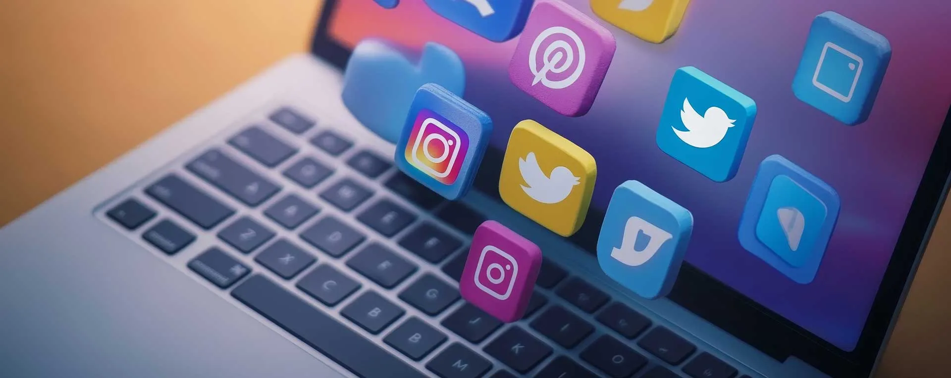 Social Media Marketing laptop con icone social rettangolari sopra
