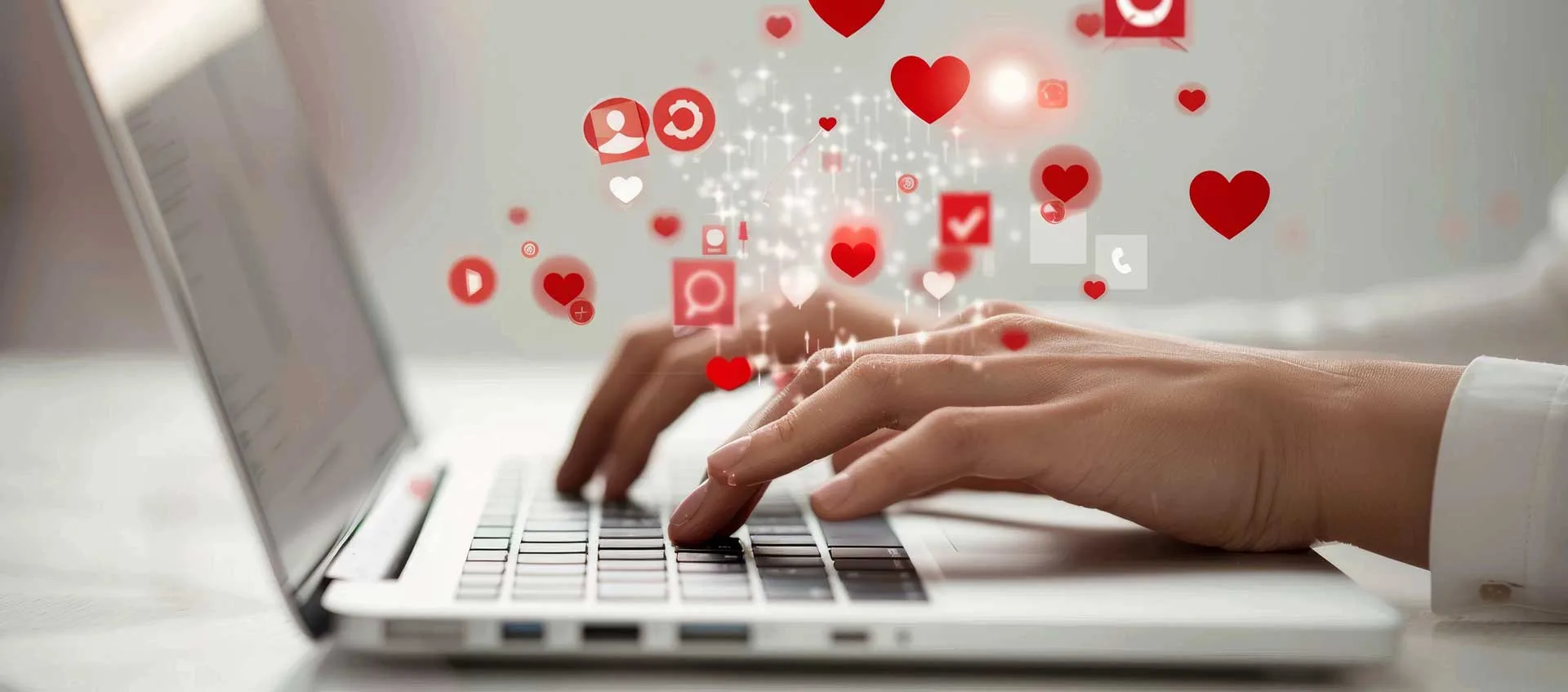Social Media Marketing mani che digitano su un portatile e icone sopra