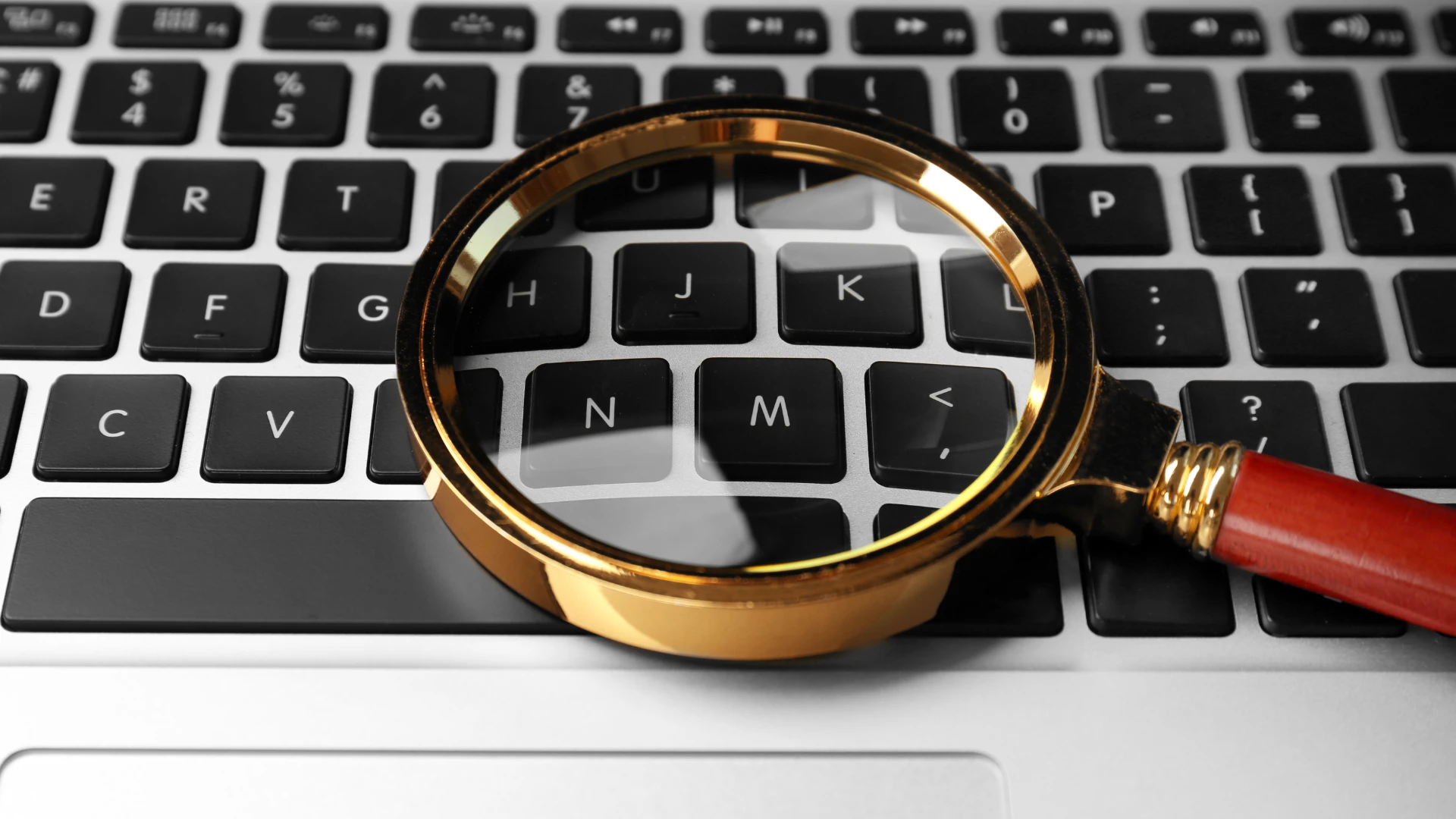 Guida alla SEO per le PMI lente di ingrandimento sopra una tastiera di un computer