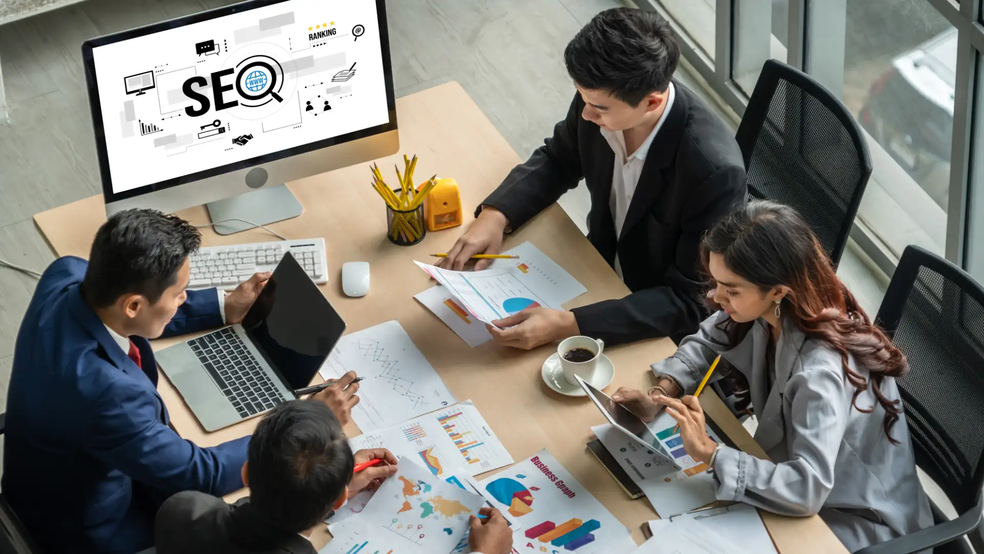 Guida alla SEO per le PMI marketers al lavoro davanti a un computer