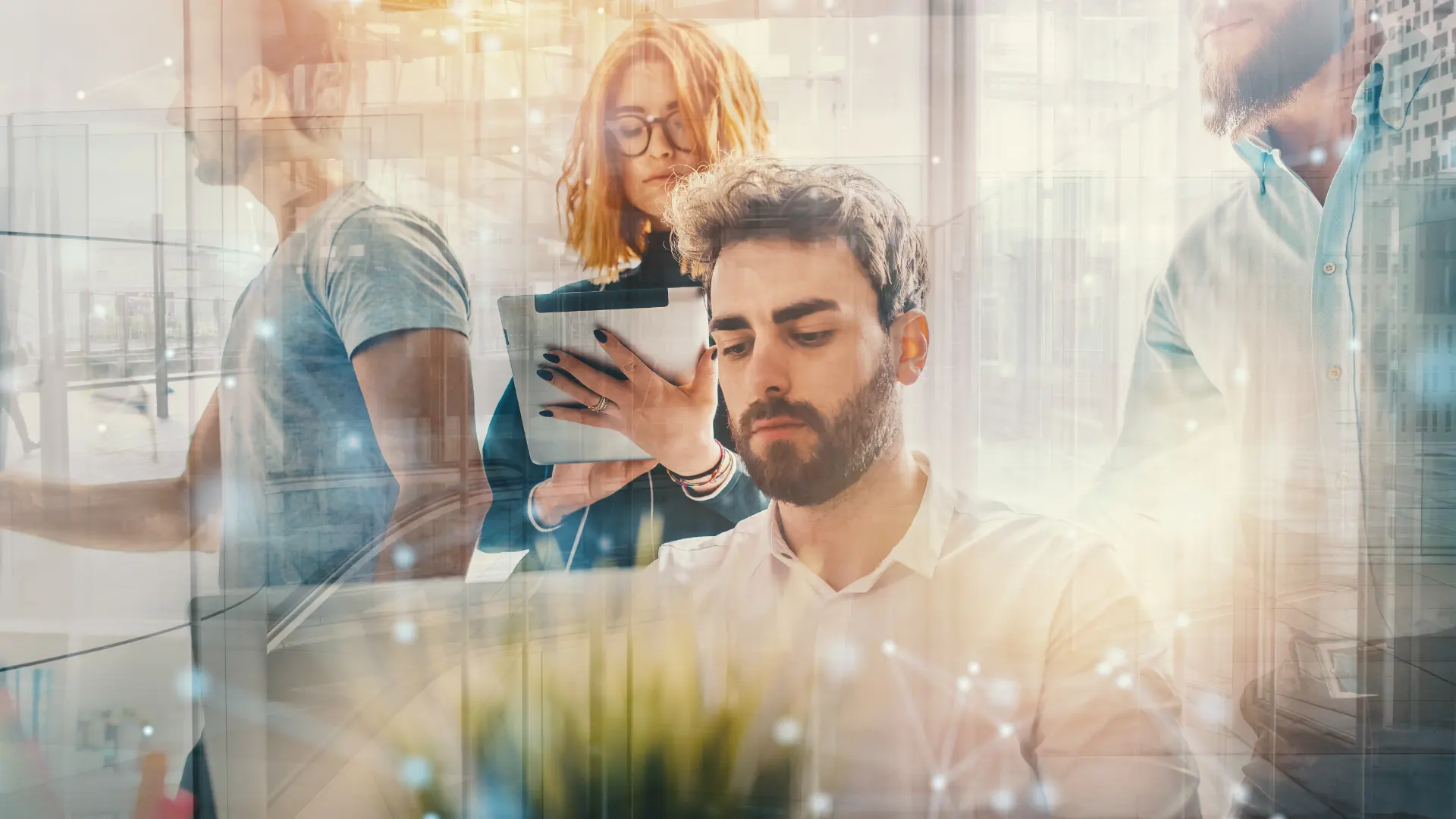 Marketing Automation per le PMI - immagine concettuale di tre ragazzi che stanno lavorando al computer