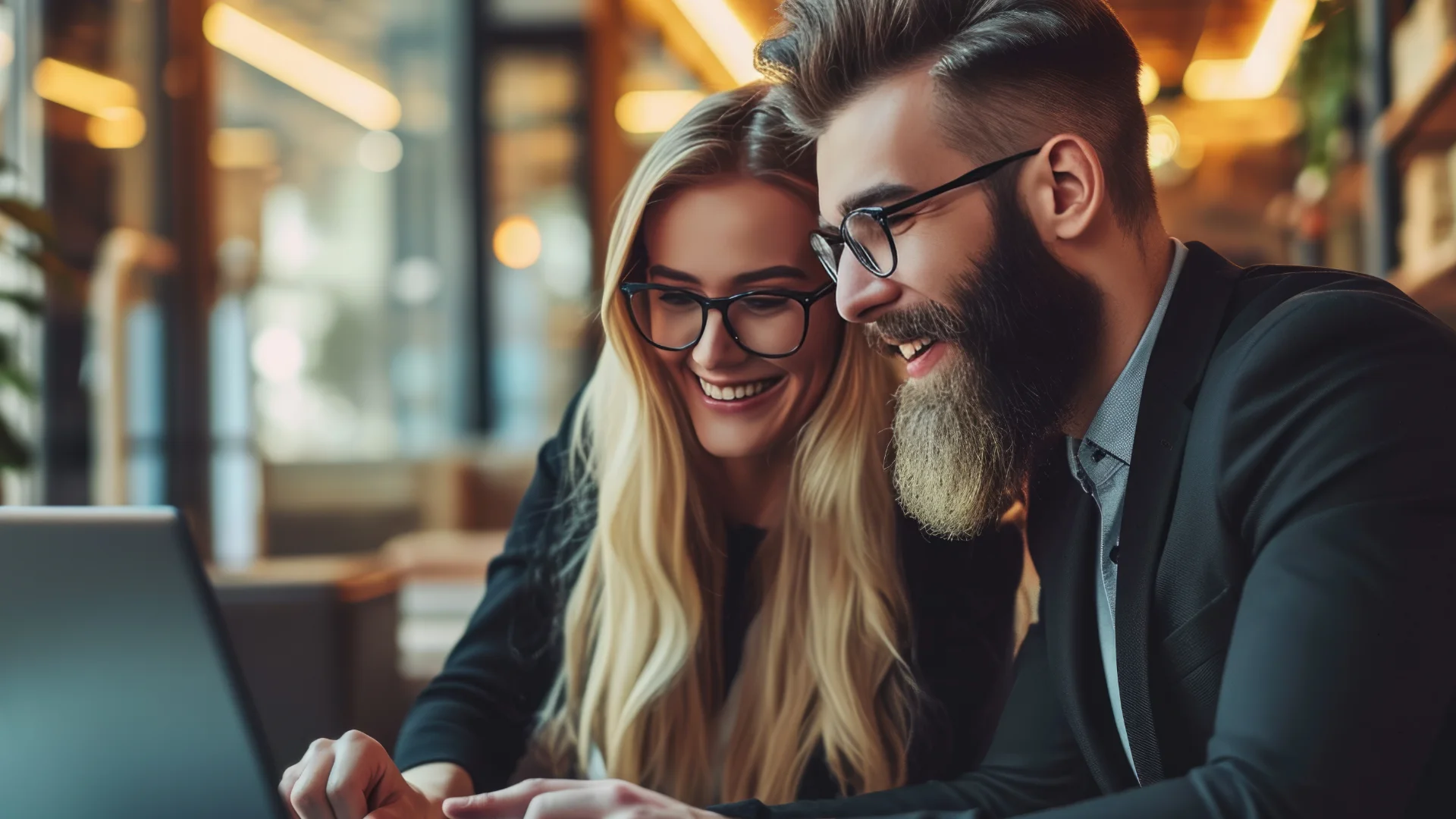 SEO Tecnica - due persone che sorridono guardando il computer