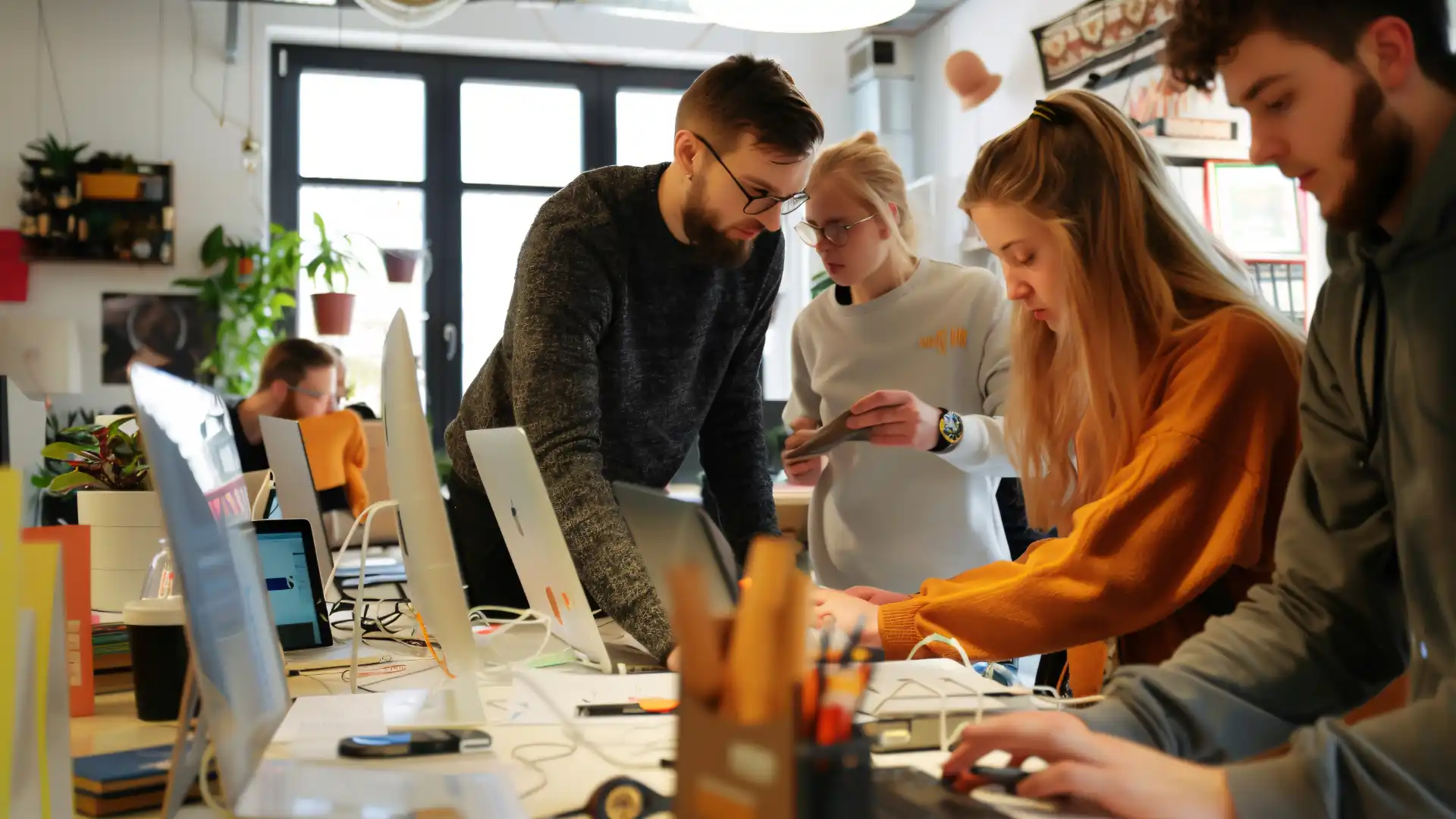 Email Marketing Automation - Gruppo di persone al lavoro sui loro computer