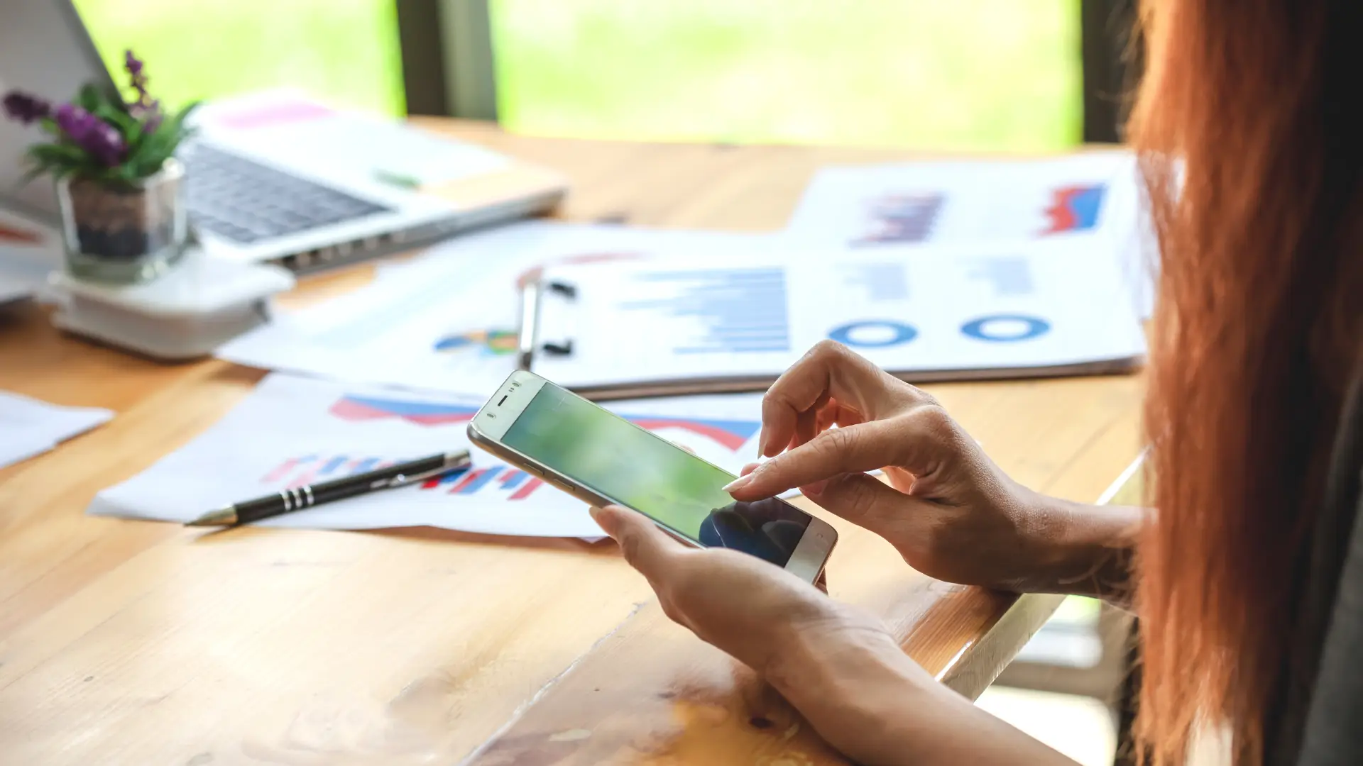 Misurazione campagne Proximity Marketing - ragazza seduta al tavolo con il cellulare in mano